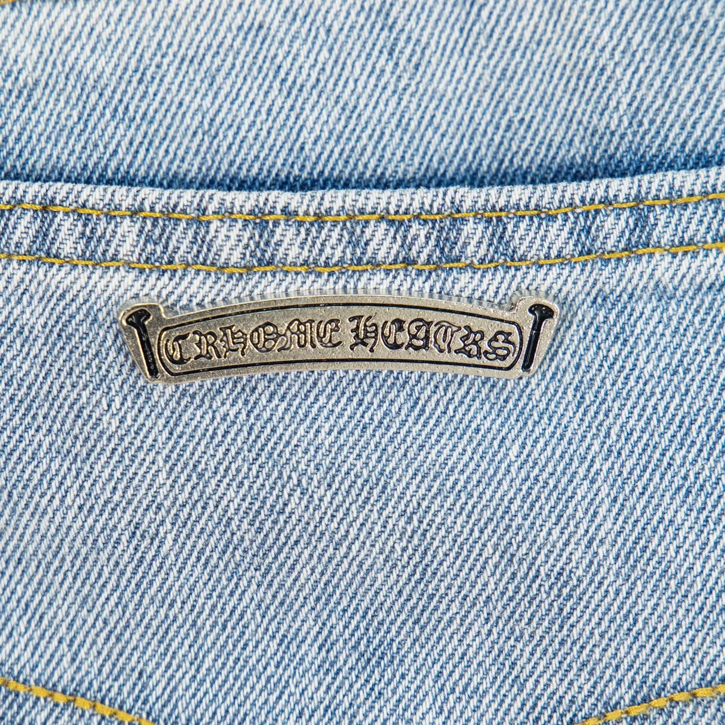 P240 Chrome Hearts light blue, black and white multi-quick leather couple jeans are a hot item this season and are sought after by countless celebrities and fashionistas. The neat details of the cutting process add color to the playful fashion! The neat and meticulous design, and the well-fitting structure is unique. The upper body not only has outstanding recognition, but also looks younger and younger. A style with the ultimate wearing meaning and performance, gorgeous color matching, and the craftsmanship of this style is also extremely extraordinary. After the finished product is washed, it is disassembled and hand-made with sheepskin cross leather and then spliced ​​together to complete. The whole piece has too many craftsmanship to describe. It is decorated with patchwork cross flowers and high-waisted washed jeans! ! Absolutely high-end luxury product, a god-level single product, a super popular product, made by top heavy industry, a magic weapon that cannot be missed. Style number: 1830# Size: 28 30 32 34 36 Color: light blue